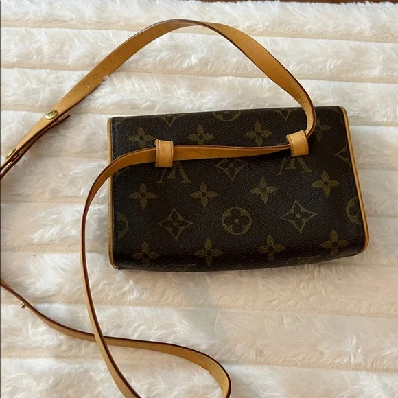 Louis Vuitton Classic Monogram Crossbody Bag - Picture 3 of 8